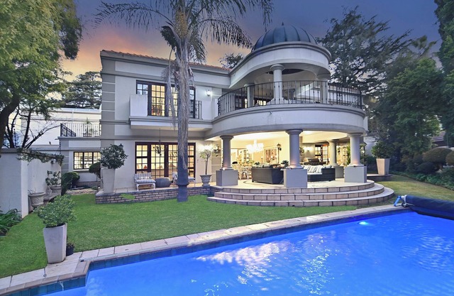 Luxury 5-bedroom house, 3 Bathrooms, with Wi-Fi and Solar system in Sandton
