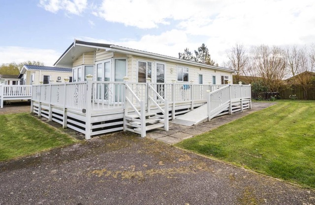 Luxury 5 berth lodge at Manor Park with huge decking in Hunstanton ref 23198K