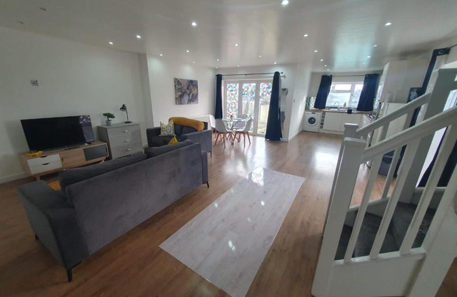 Luxury 5 - Spacious Contractor's Delight with 4 Bedrooms and Ample Driveway Parking