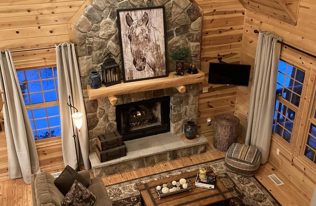 Luxury 5-star Cabin-Perfect family/couples retreat. Walkable lake/heated pool!