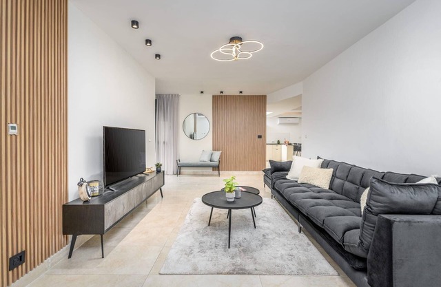 Luxury 5BR Huge Oasis by the Shuk