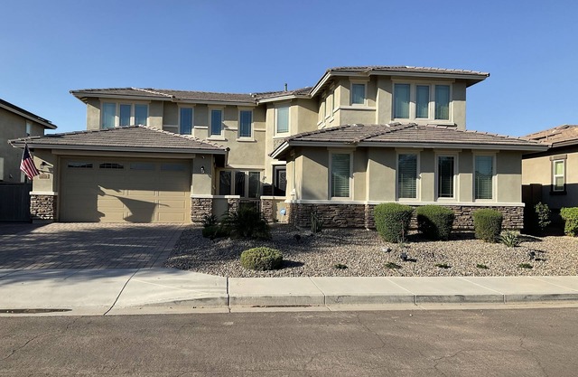Luxury 6 Bedroom - heated pool & spa- close to stadium, golf, & more!
