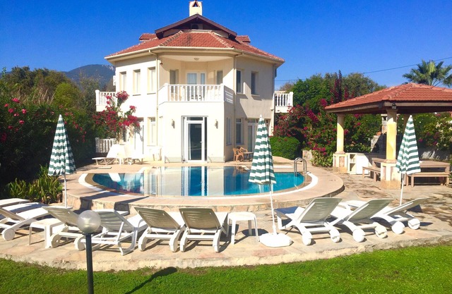 Luxury 6 bedroom villa all ensuite , private pool free wifi,aircon,Sat TV