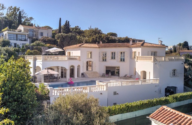 Luxury 6 bedroom villa, heated pool, in the heart of Antibes, amazing sea views!