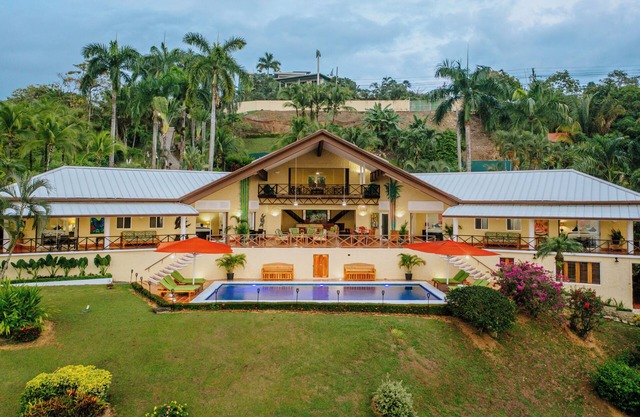 Luxury 6-bedroom villa in charming Manuel Antonio