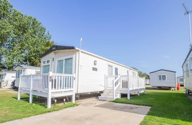 Luxury 6 berth caravan for hire at Broadlands Sands Holiday Park ref 20340BS