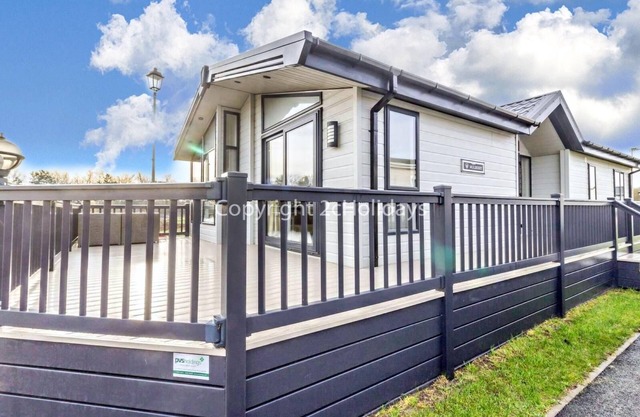 Luxury 6 berth lodge at Broadland Sands in Suffolk ref 20029CV