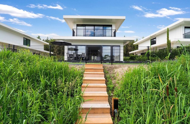Luxury 6-person villa on the water with 3 bedrooms, 3 bathrooms, bath, balcony, spacious garden with swimming jetty and modern kitchen. Located at Villa Resort Harderwold near Harderwijk and the Veluwemeer.