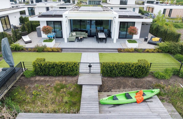 Luxury 6-person villa on the water. Including sun shower, canoe, sup board, beautiful garden and private jetty. Enjoy peace and comfort!