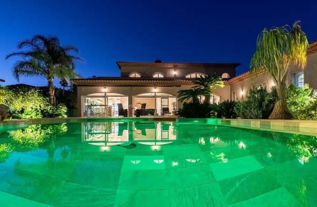 Luxury. 600m2 Villa 6 bedrooms 5.5 bathrooms Ocean and mountain. Private pool.