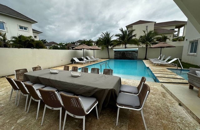 Luxury 7 bed Villa - All inclusive 5 minutes from the beach @ Lifestyle Resorts!