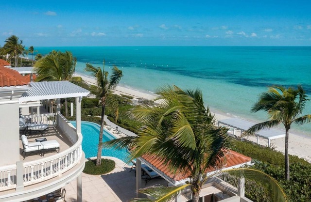 Luxury 7BR Beachfront Villa, Pool, Hot Tub, Gym & Games – Long Bay