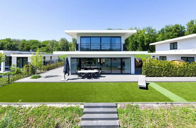 Luxury 8-person villa by the water with hot tub, Finnish sauna, private jetty, large terrace and fully equipped kitchen. Enjoy peace, wellness and comfort.
