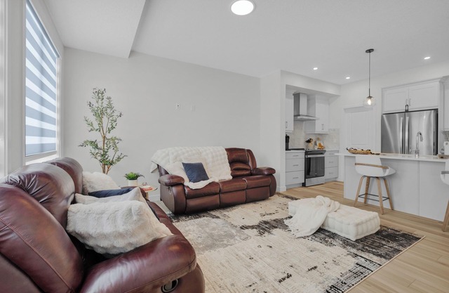 Luxury | Air Conditioning | 5 Star Stay | Garage Parking | Sleeps 7
