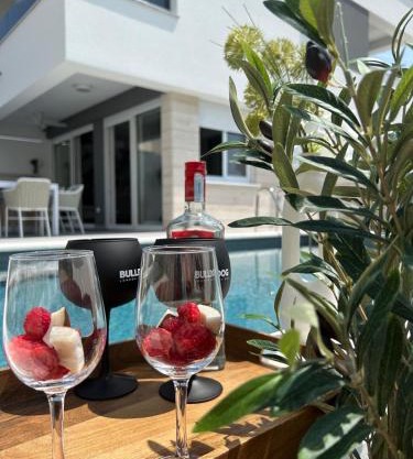 Luxury apartment Black Pearl Beluga with private Pool and Jacuzzi