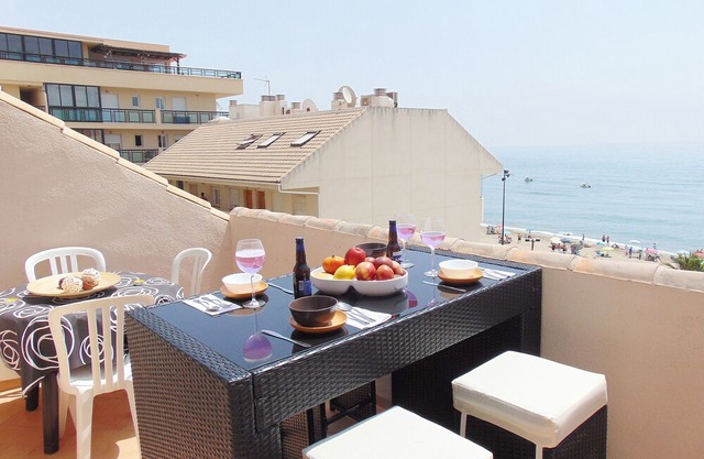 LUXURY APARTMENT IN THE FIRST LINE OF IDEAL BEACH FOR FAMILIES.