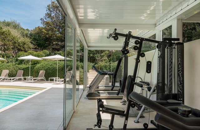 LUXURY APARTMENT POOL-GYM-SAUNA-PRIVATE PARKING