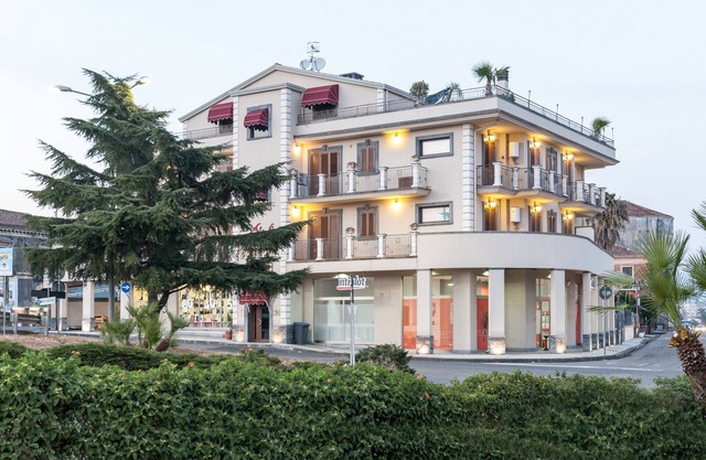 LUXURY APARTMENT NEAR THE SEA AND ETNA