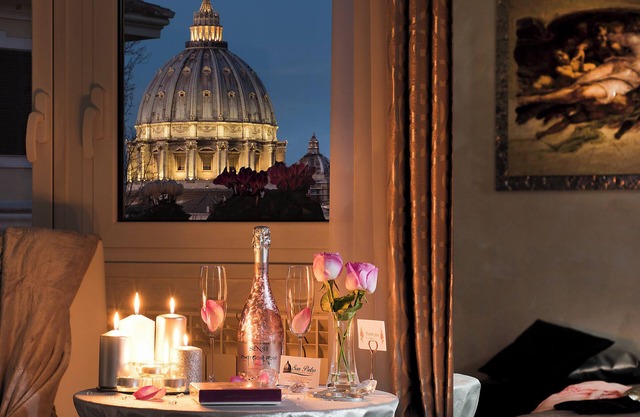 Luxury Apartment with Balcony and View on St. Peter's Basilica - Free Parking!