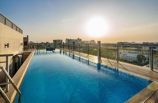 Luxury Apartments with Rooftop Pool & Gym - Avalon