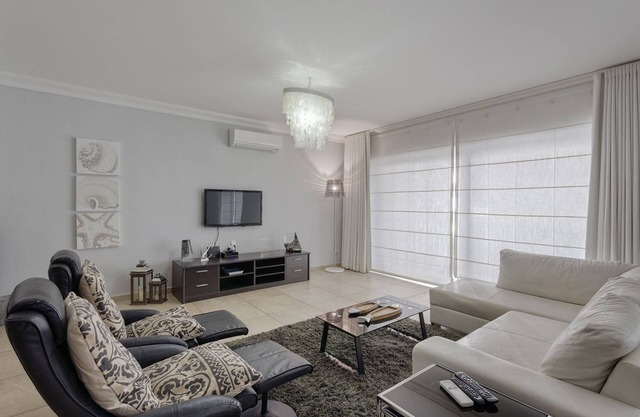 Luxury Apt with Side Seaviews and Pool, Best Location
