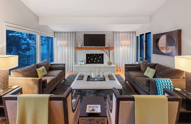 Luxury Aspen Retreat– 5 Mins to Town & Slopes, 5BR, Dog Friendly, Holiday Ready!