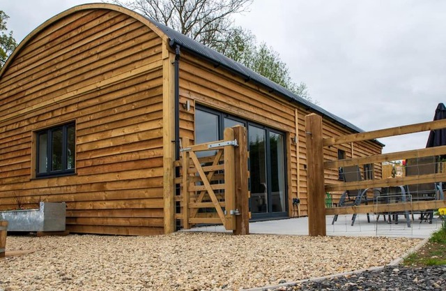 Luxury Barn Conversion with Hot Tub- 'Blackbird'