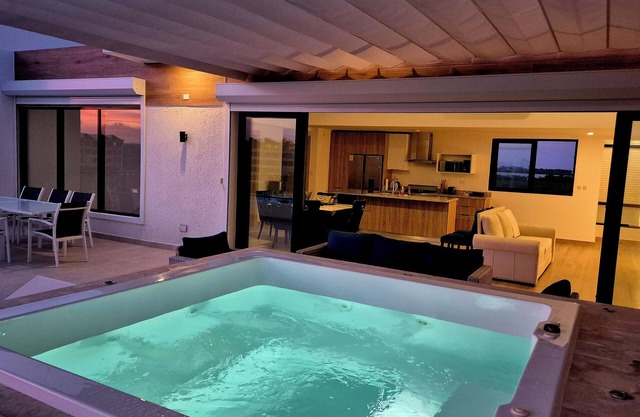 Luxury Beach Penthouse Jacuzzi & Lagoon View