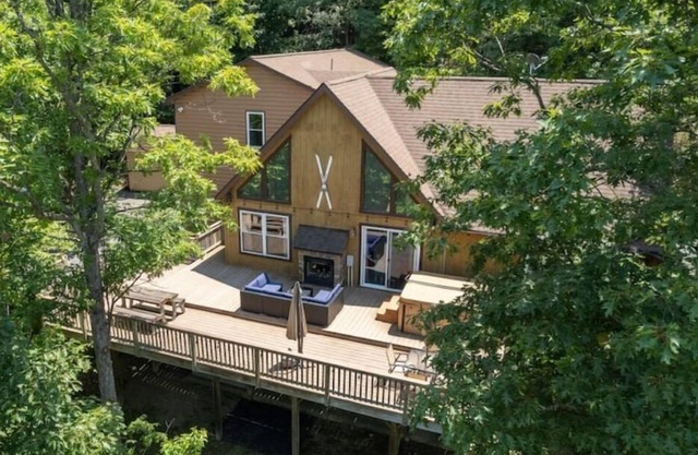 Luxury Bryce Cabin w/Hot Tub, Mountain Views, Theater, Game Room, Firepit!