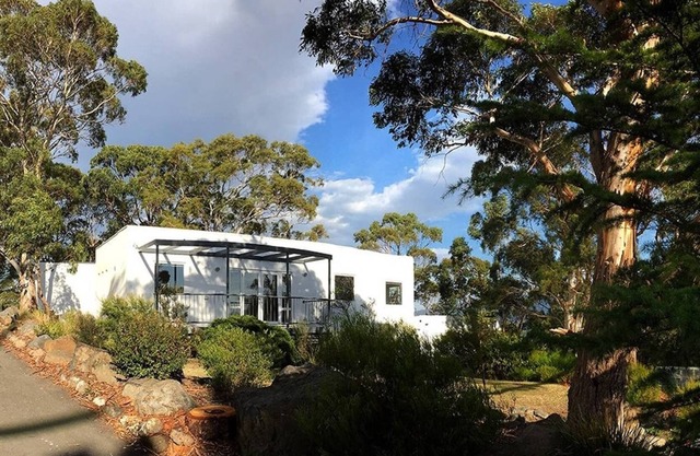 Luxury Bushland Retreat - Outside the Box