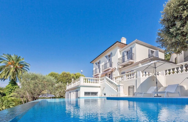 Luxury Cap d'Antibes villa with sea view, steps to the beachn