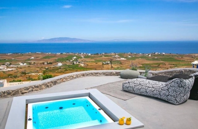 Luxury Cave Villa with Outdoor Jetted Tub and Sea View