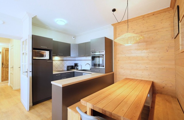 Luxury chalet apartment with ski-in/ski-out pool
