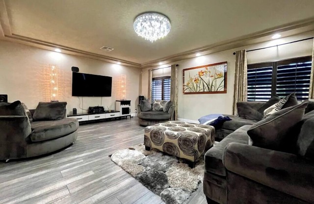 Luxury, Cheerful & Spacious 5 Bedroom Home! Free P