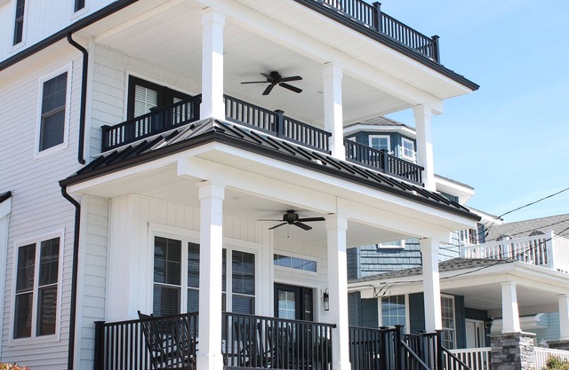 Luxury Coastal Single 5 bdrm (3 Master Suites) Prime Location, All The Amenities