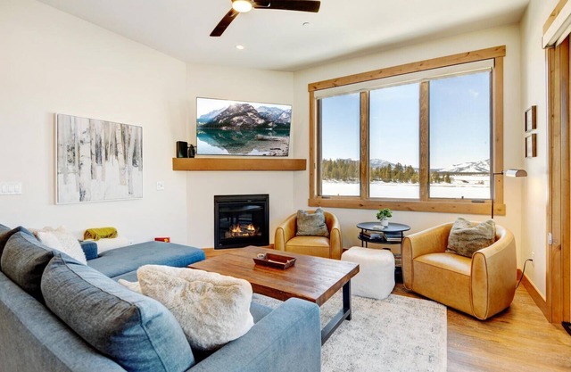 Luxury Condo E201 I Private Hot Tub I Great Views I Best Price I Discounted Attractions