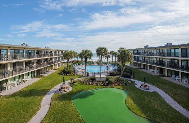 Luxury Condo,-Steps to the Beach, Balcony, Ocean View + Pool