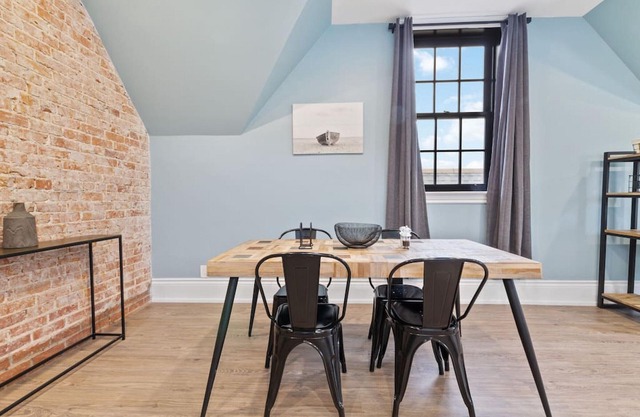 Luxury Contemporary Condo in Downtown Collingwood (97044)