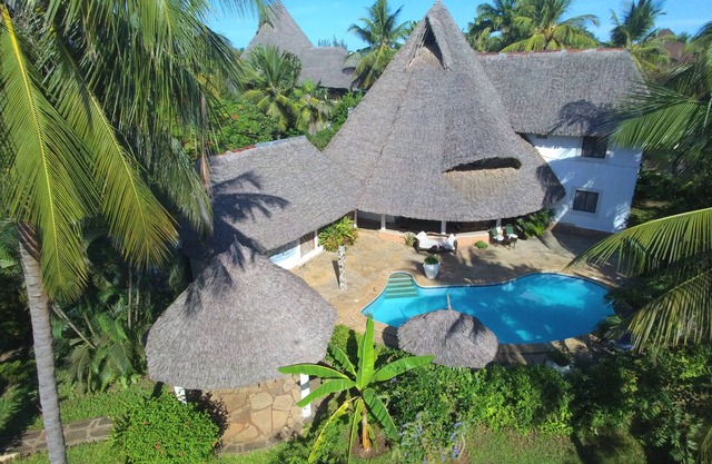 Luxury Diani Beach Villa with pool & chef