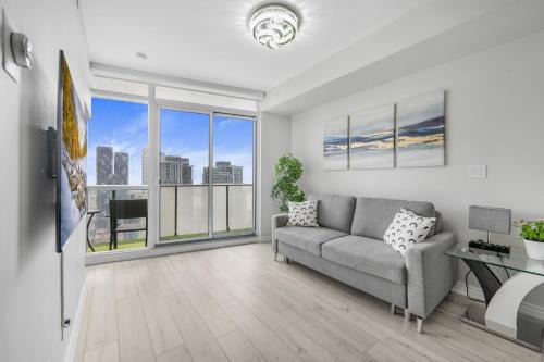 Luxury Downtown Toronto 2 Bedroom Suite with City and Lake Views and Free Parking