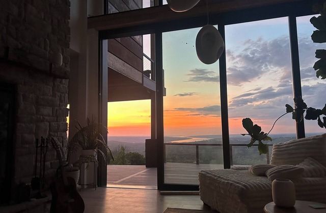 Luxury Estate with a Lakeview - Where Elevation Meets Imagination
