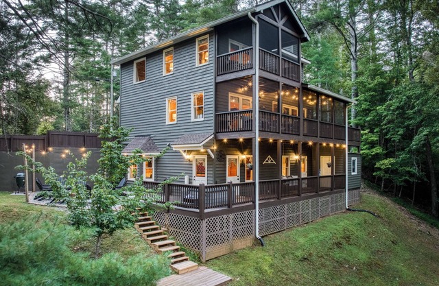 Luxury Fall Cabin Creekside + Game Room