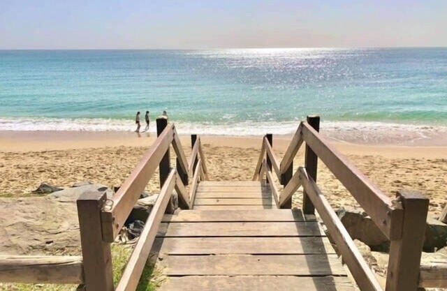Luxury family escape! Steps to Moffat beach!