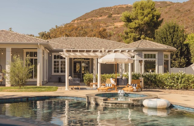 Luxury family-friendly villa w/resort backyard