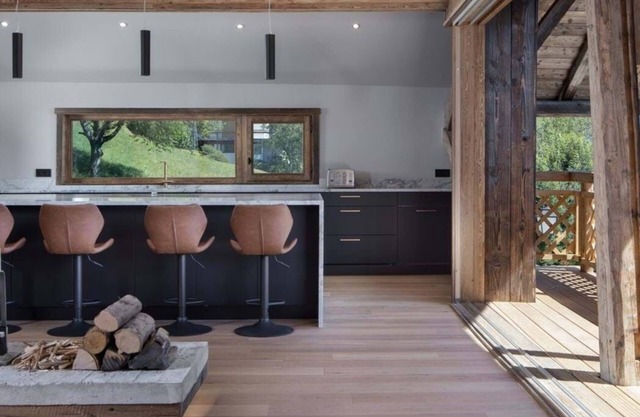 Luxury rennovated farmhouse with stunning views and hottub