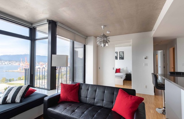 LUXURY Full Water+Mountain View in Gastown, 2BR+2BA+Free Parking+AC