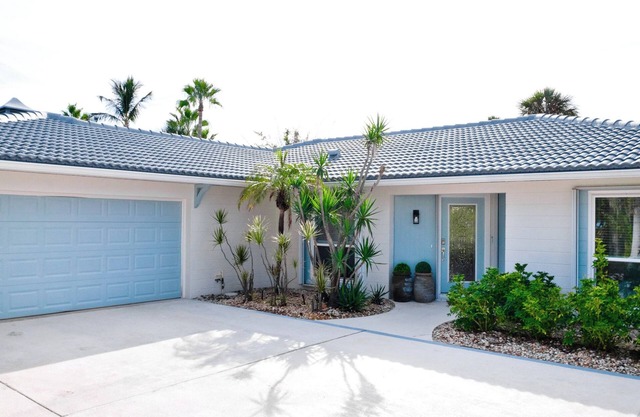 Luxury ground, pet friendly - king suites, heated pool & hot tub - canal!