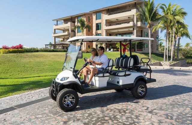 Luxury- HDM Condo + Concierge+Golf Cart