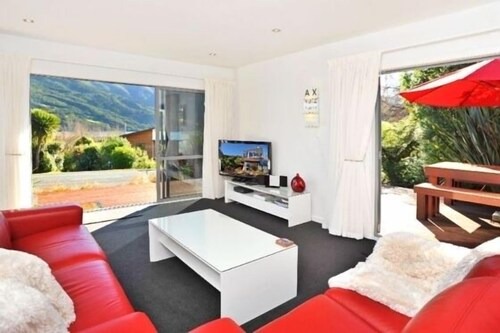 LUXURY HOLIDAY HOME ON QUEEN CHARLOTTE DRIVE