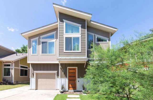 Luxury Home Close to Downtown for 30day+ Rent! King bed + 2 queens!